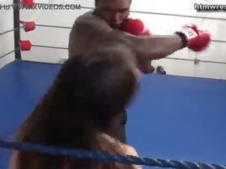 Noir mâle boxe beast contre minuscule blanc jeune femelle ryona