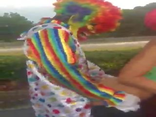 Gibby la clown baise jasamine banques extérieur en broad lumière du jour