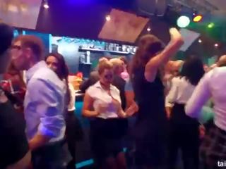 Emocionado clubbers consigue golpeado en público