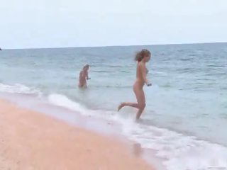 3 nudists hrát na the pláž