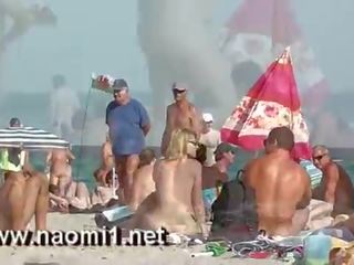 Naomi1 branlette une jeune garçon sur une publique plage